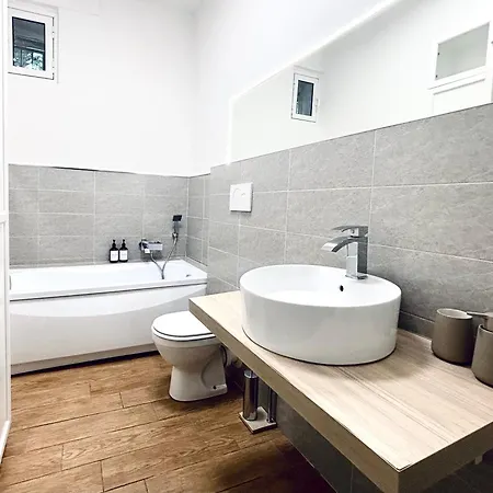 아파트 Borgoluce Spacious Apt - Free Parking - Near Airport & Center *